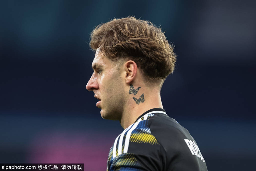 欧冠对决：曼城与巴黎的战术博弈与未来展望